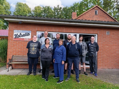 Gruppenfoto vor Dart-Halle