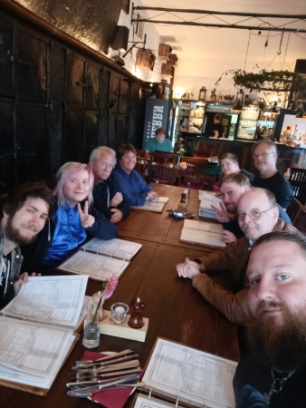 Abendausklang am gemeinsamen Tisch in der Alten Räucherei